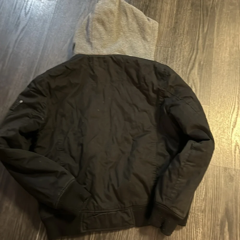 🍍GUESS QUILTED LINING JACKET🍍SZ XL🍍PIT TO PIT 🍍22”🍍LENGTH 25”